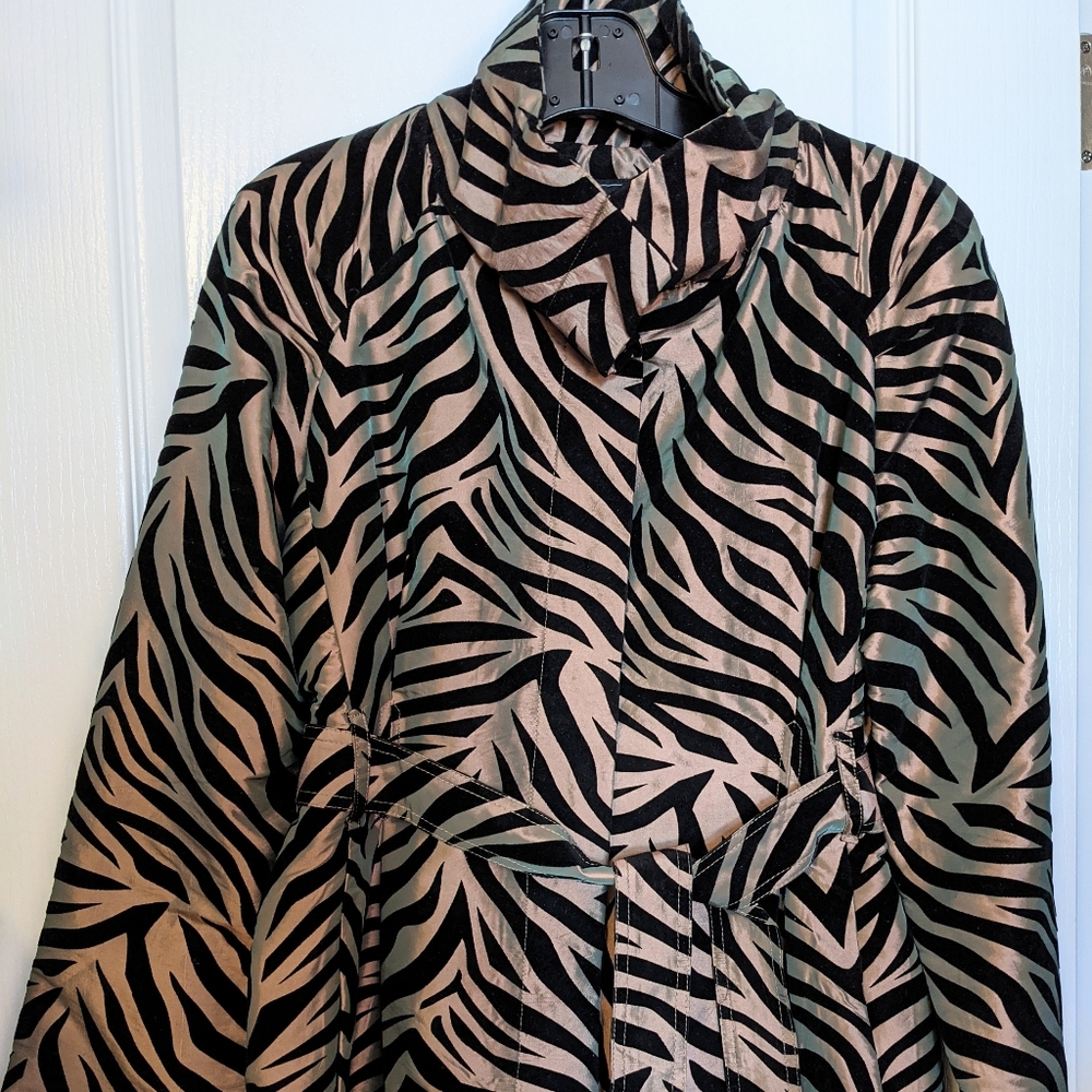 🐯Gold and Black Tiger Print Jacket- Size Medium